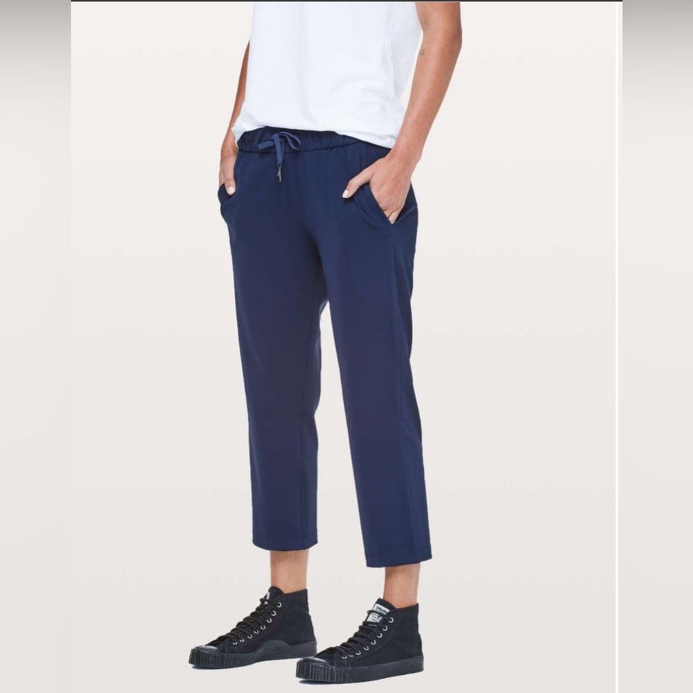 Lululemon On The Fly Crop Pants 23" Size 8 in True Navy Blue
